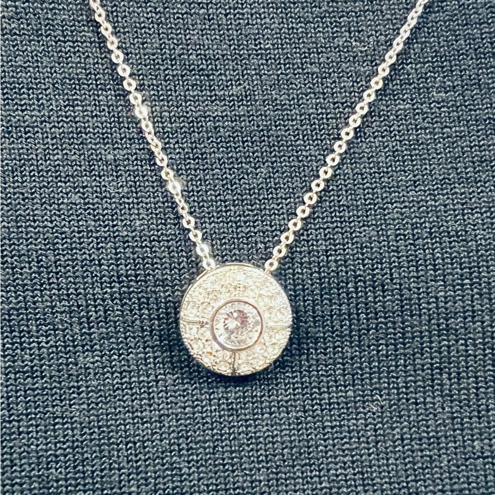 Costume jewelry necklace with rhinestone pendant